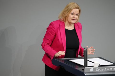 Bundesinnenministerin Nancy Faeser (SPD) am Rednerpult im Bundestag. Sie will sich den Chat-Dienst Telegram vornehmen.