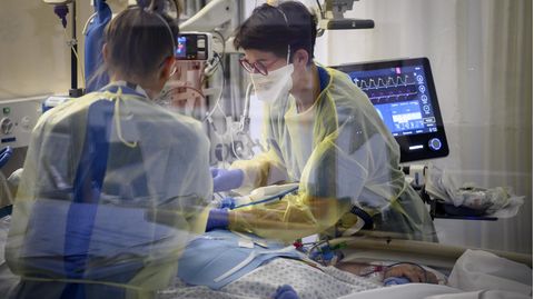 Medizinisches Personal behandelt einen Corona-Patienten auf der Intensivstation des Krankenhauses