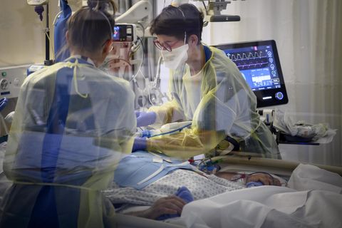 Medizinisches Personal behandelt einen Corona-Patienten auf der Intensivstation des Krankenhauses