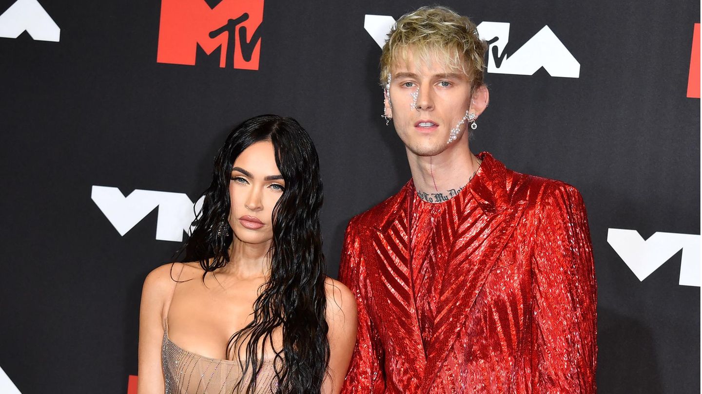 Megan Fox and Machine Gun Kelly: engagement under a banyan tree