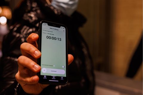 Ein Mann hat sich mit der Luca-App bei einer Bar in Freiburg eingecheckt. In Schleswig-Holstein wird die App abgeschafft.