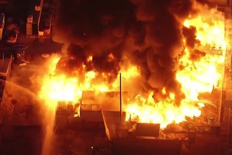 Video: Nächtliches Inferno: Feuer vernichtet Gewerbegebäude