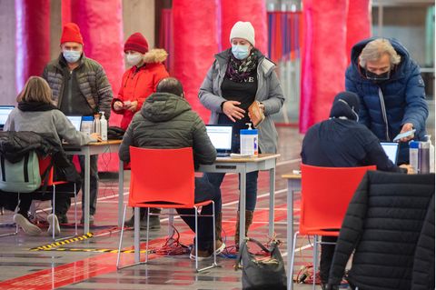 Menschen stehen in einem Impfzentrum in Montreal nahe Québec