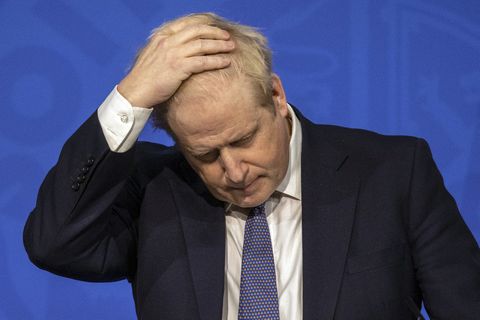 Der britische Premier Boris Johnson fasst sich während einer PK mit der Hand an den Kopf