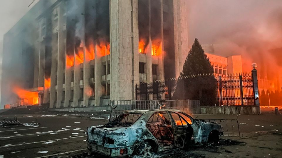 Das brennende Gebäude der Stadtverwaltung in Almaty 