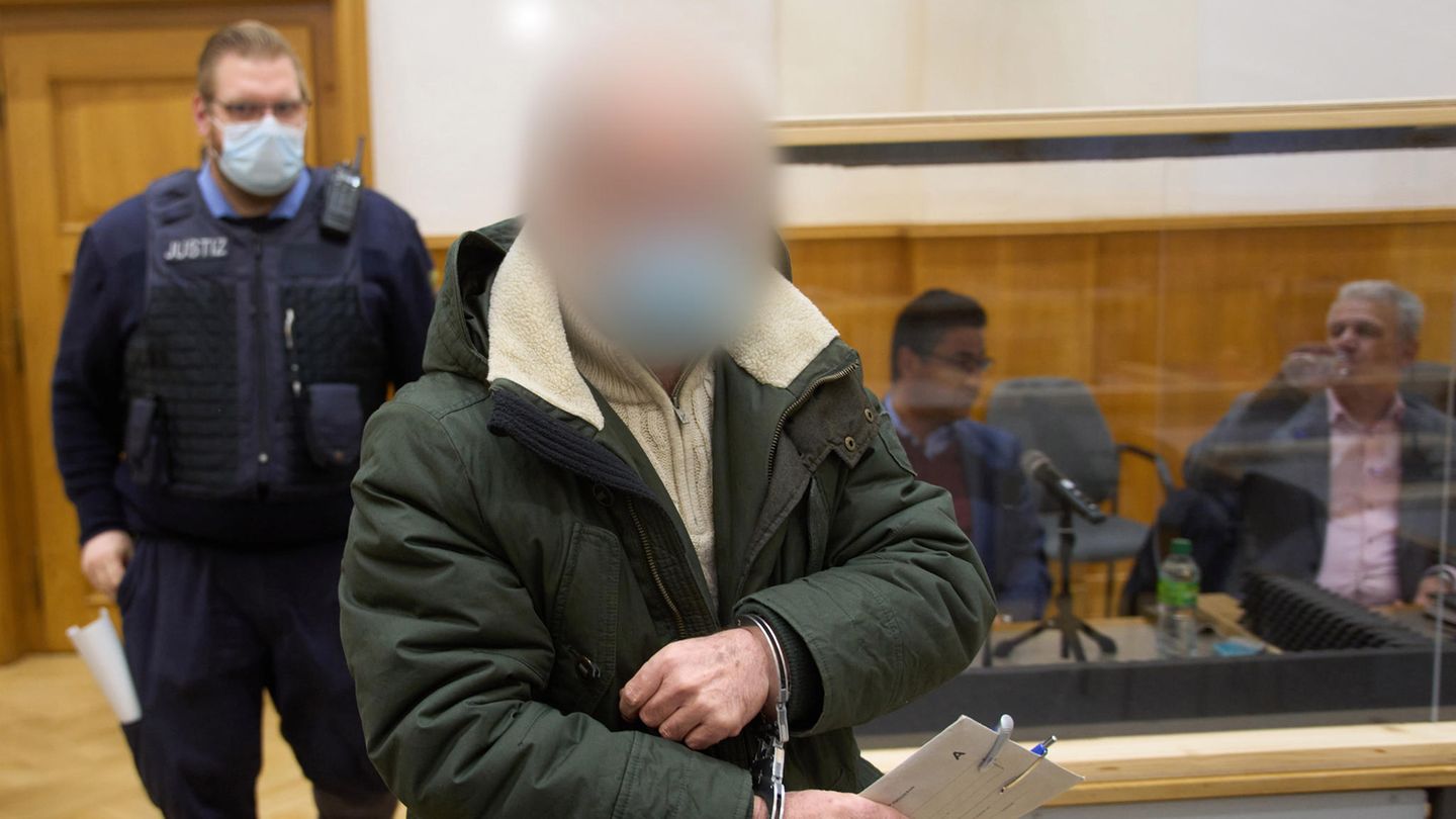 Der wegen Staatsfolter in Syrien Anwar R. wird in Handschellen in den Gerichtssaal des Oberlandesgerichts geführt (Archivfoto)