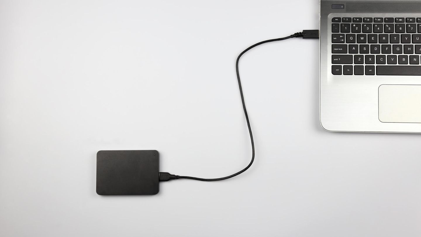Externe Festplatte 2 TB: Eine externe Festplatte ist mit einem Laptop verbunden.