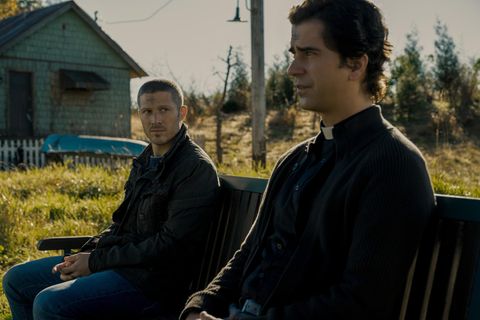 Riley Flynn (Zach Gilford) im Gespräch mit Pfarrer Paul (Hamish Linklater)