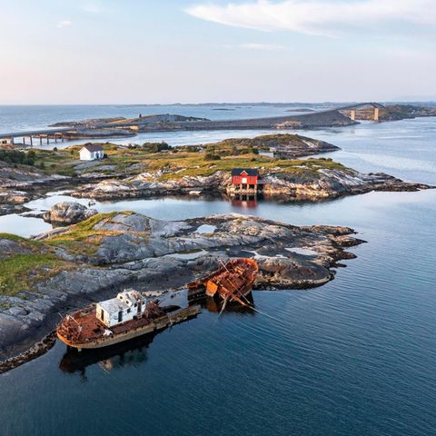 Dieses Schiff lief vor Jahren in der Schärenküste Norwegens auf Grund