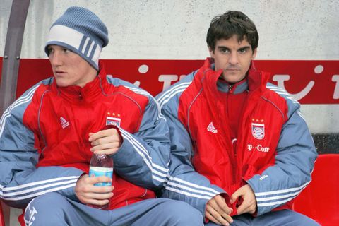 Bastian Schweinsteiger sitzt neben Sebastian Deisler