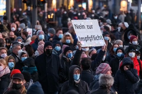 Demonstranten auf einer Anti-Impfpflicht-Demo