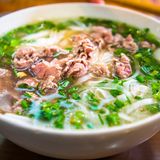 In Vietnam beginnt jedes Frühstück mit einer Pho, eine herzhafte Nudelsuppe mit Fleischeinlage und frischen Kräutern. Die Suppe versorgt mit Flüssigkeit und wichtigen Nährstoffen. Hier geht's zum Rezept!
