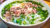 In Vietnam beginnt jedes Frühstück mit einer Pho, eine herzhafte Nudelsuppe mit Fleischeinlage und frischen Kräutern. Die Suppe versorgt mit Flüssigkeit und wichtigen Nährstoffen. Hier geht's zum Rezept!