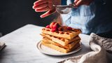 Mmmmmh, allein dieser Duft: Waffeln sind nicht nur bei den Kleinen beliebt, sondern auch die Großen freuen sich über das warme Teiggebäck. Mit Puderzucker, frischen Früchten oder Joghurt obendrauf, kann sich jeder seine Lieblingswaffel zaubern. Hier geht's zum Rezept!