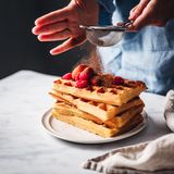Mmmmmh, allein dieser Duft: Waffeln sind nicht nur bei den Kleinen beliebt, sondern auch die Großen freuen sich über das warme Teiggebäck. Mit Puderzucker, frischen Früchten oder Joghurt obendrauf, kann sich jeder seine Lieblingswaffel zaubern. Hier geht's zum Rezept!