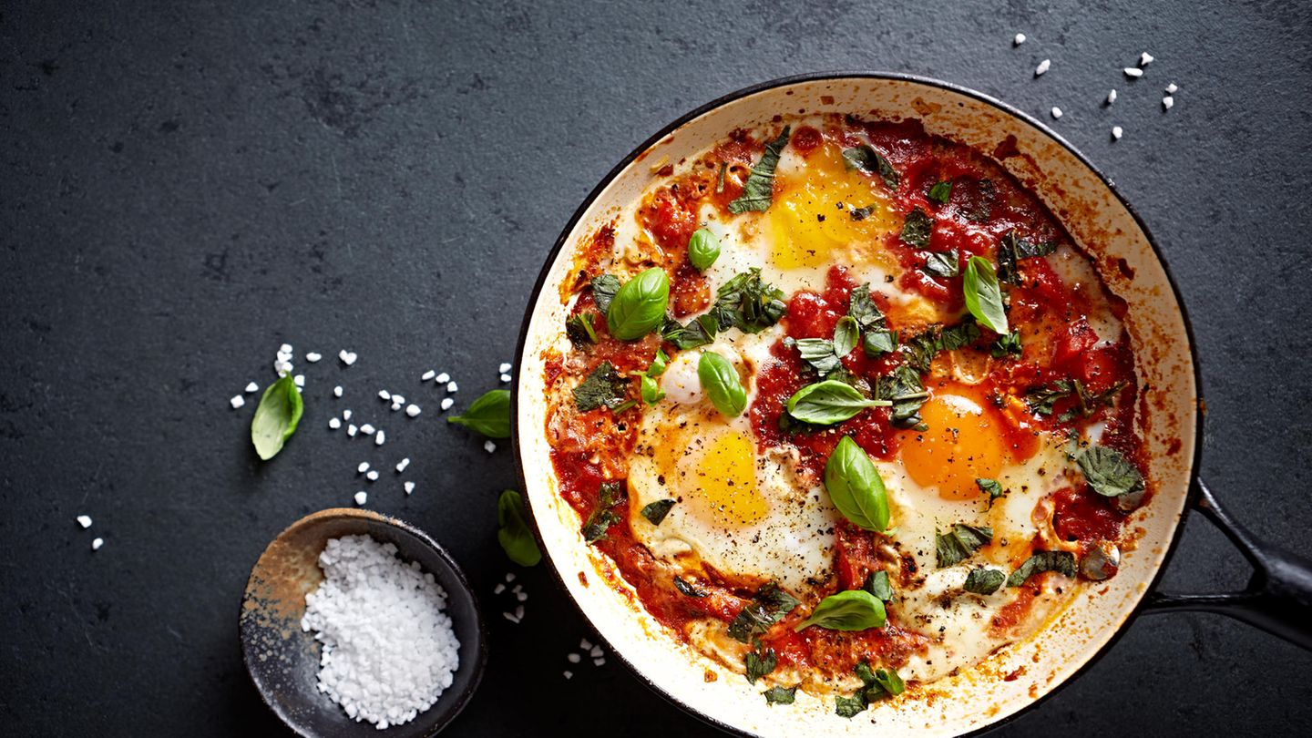 In Israel wird Shakshua zu jeder Tageszeit gegessen. Es gilt sogar als Nationalgericht. Die Eierspeise in Tomatensauce isst man normalerweise mit Weiß- oder Pitabrot. Wer aber ungesunde Kohlenhydrate meiden will, lässt das Brot weg und löffelt Shakshuka am besten direkt aus der Pfanne. Schmeckt sogar noch besser. Hier geht's zum Rezept!