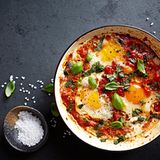 In Israel wird Shakshua zu jeder Tageszeit gegessen. Es gilt sogar als Nationalgericht. Die Eierspeise in Tomatensauce isst man normalerweise mit Weiß- oder Pitabrot. Wer aber ungesunde Kohlenhydrate meiden will, lässt das Brot weg und löffelt Shakshuka am besten direkt aus der Pfanne. Schmeckt sogar noch besser. Hier geht's zum Rezept!