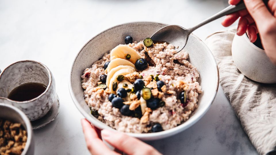 Porridge has been an absolute highlight on the breakfast table for a while.  The all-rounder can be prepared in a number of ways, from oat flakes, fresh fruit and nuts, it can be prepared like an oat overnight the night before or cooked fresh in the morning.  Have you ever tried the salty oatmeal?  Here is the recipe!