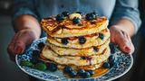 Für Naschkatzen sind die fluffigen Pancakes der ideale Start in den Tag. Ganz klassisch mit Blaubeeren und Ahornsirup getoppt oder vegan, für alle die gerade den "Veganuary" bestreiten. Hier geht's zum Rezept!