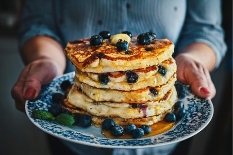 Für Naschkatzen sind die fluffigen Pancakes der ideale Start in den Tag. Ganz klassisch mit Blaubeeren und Ahornsirup getoppt oder vegan, für alle die gerade den "Veganuary" bestreiten. Hier geht's zum Rezept!