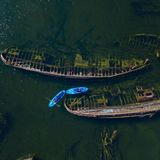 Zwei Wracks in Teriberka, östlich von Murmansk