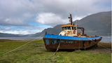Fest vertäut im Grünen an Land: an den Ufern des Loch Eil bei Fort William in Schottland.