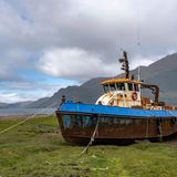 Fest vertäut im Grünen an Land: an den Ufern des Loch Eil bei Fort William in Schottland.
