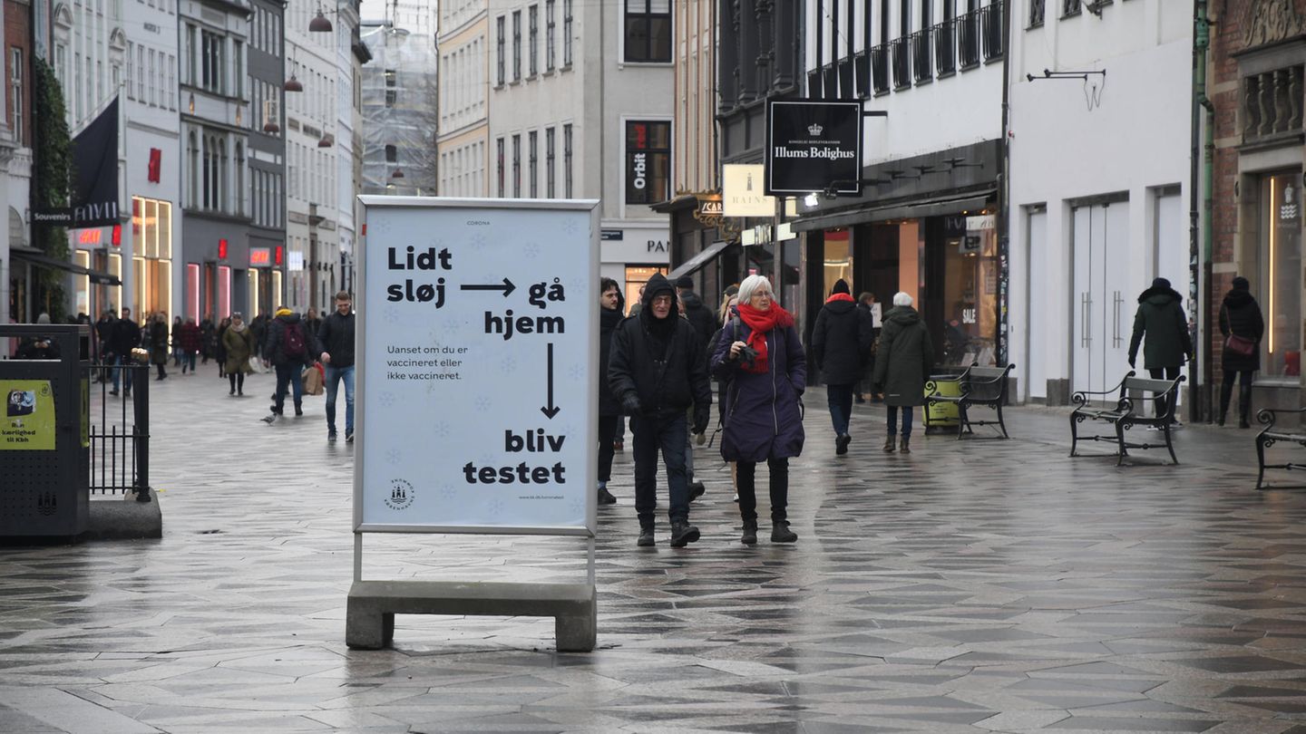 Ein Schild in der Fußgängerzone von Kopenhagen weist auf Corona-Tests hin