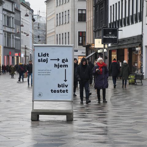 Ein Schild in der Fußgängerzone von Kopenhagen weist auf Corona-Tests hin