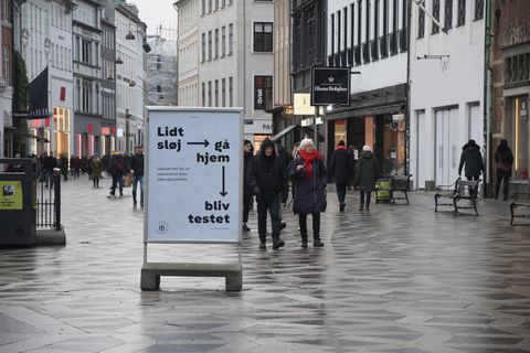 Ein Schild in der Fußgängerzone von Kopenhagen weist auf Corona-Tests hin