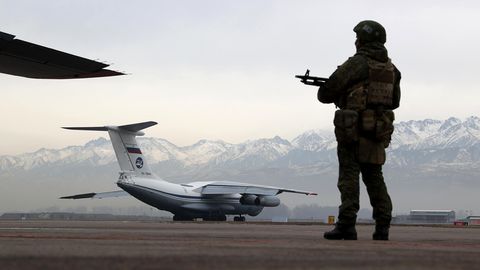 Kasachstan: Russische Truppen am Flughafen von Almaty 