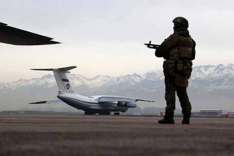 Kasachstan: Russische Truppen am Flughafen von Almaty 