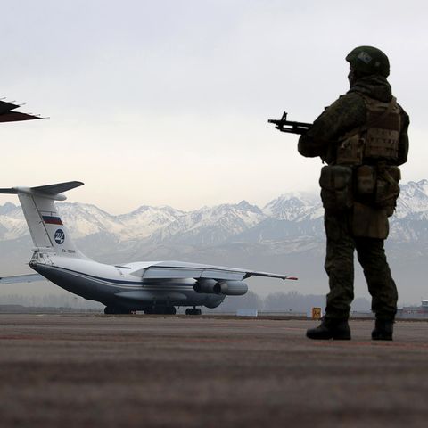 Kasachstan: Russische Truppen am Flughafen von Almaty 