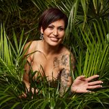 Jasmin Herren  Ersatz für Okpara ist bereits gefunden: Statt Okpara wird Jasmin Herren, die Witwe von Willi Herren, an der Show teilnehmen. Ihr verstorbener Mann war bereits 2015 im Dschungelcamp dabei.