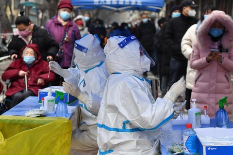 Medizinisches Personal untersuchen in einem Testzentrum in Zhengzhou Abstrichsproben für einen Corona-Test