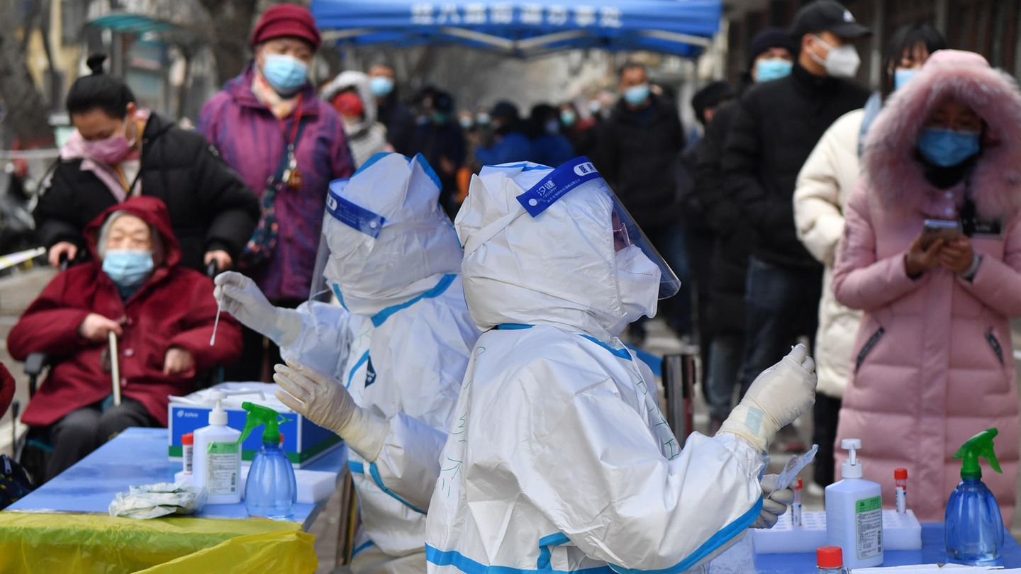 Medizinisches Personal untersuchen in einem Testzentrum in Zhengzhou Abstrichsproben für einen Corona-Test