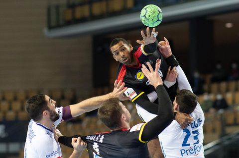 Volle Action: Deutschlands Djibril M·Bengue (m.) im Testspiel gegen Frankreich