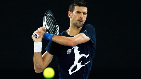 Djokovic trainiert und wartet weiter auf Entscheidung in Australien