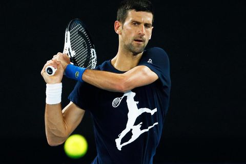 Djokovic trainiert und wartet weiter auf Entscheidung in Australien Djokovic trainiert und wartet weiter auf Entscheidung in Australien