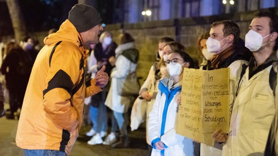 Dresden: Ein Teilnehmer einer als "Spaziergang" deklarierten Demonstration von Impfgegnern