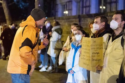 Dresden: Ein Teilnehmer einer als "Spaziergang" deklarierten Demonstration von Impfgegnern