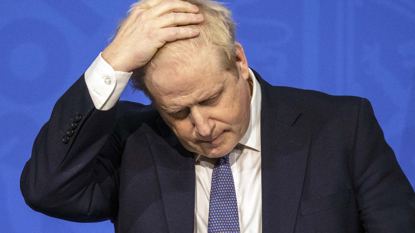 Boris Johnson: Queen mourns, Downing Street celebrates – parties cause outrage