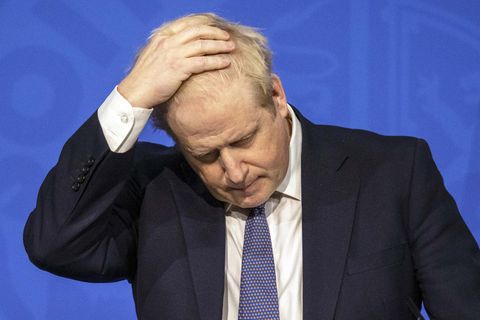 Boris Johnson fasst sich an den Kopf, als er während einer Pressekonferenz über Corona-Maßnahmen spricht