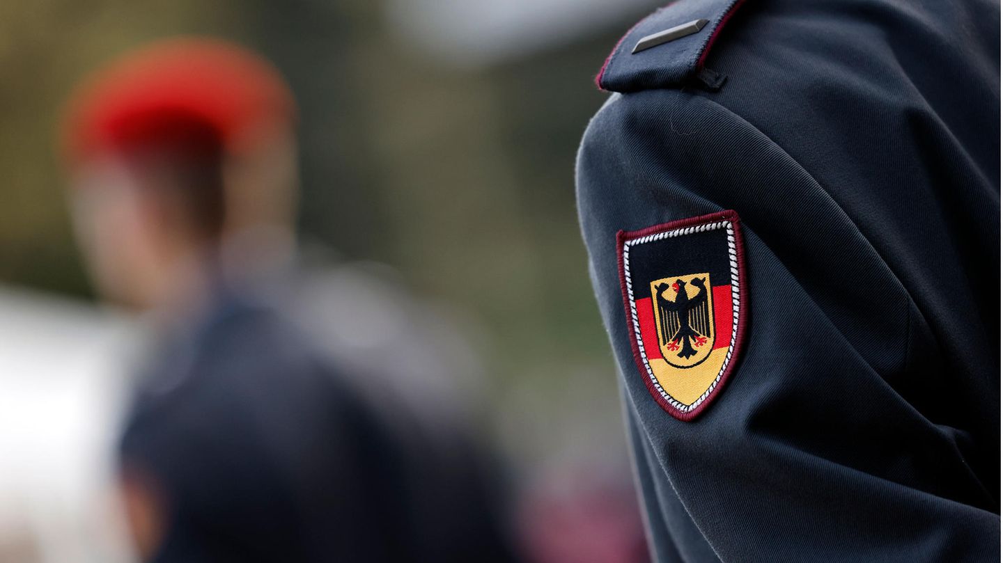 Bundeswehr-Rekruten nehmen an Feierlichkeiten teil. Ermittlungen gegen einen Soldaten aus MV wurden jetzt eingestellt.
