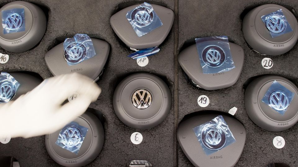 Airbags mit VW-Logo liegen an einer Fertigungsstrecke vom VW Golf 7 im Volkswagen Werk in Wolfsburg