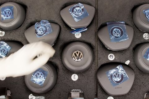 Airbags mit VW-Logo liegen an einer Fertigungsstrecke vom VW Golf 7 im Volkswagen Werk in Wolfsburg