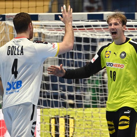 Torwart Till Klimpke und Johannes Golla (Deutschland, 4)  jubeln. 