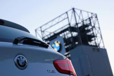 Ein 1er-BMW steht vor dem BMW Turm in Hannover