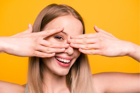 Frau hält sich ihre Hände vors Gesicht
