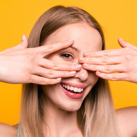 Frau hält sich ihre Hände vors Gesicht